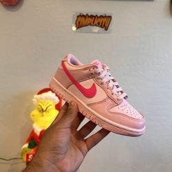 Nike Dunk Low Triple Pink