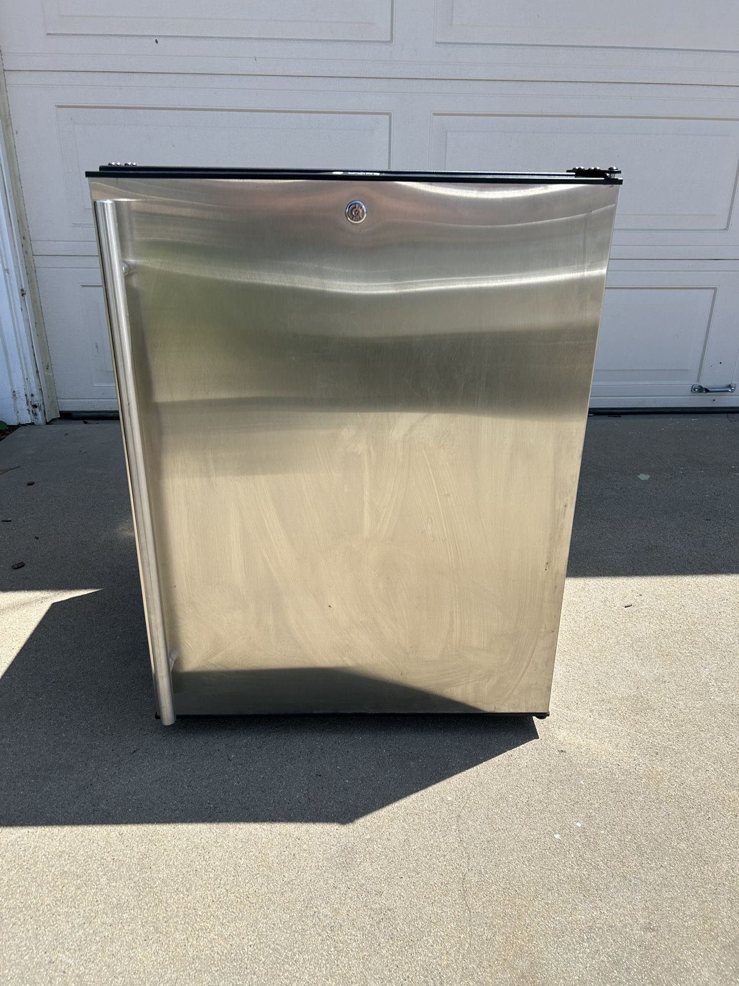 ADA24RS-13 Uline refrigerator