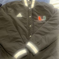 A Lot Of 5 NFL, CFL, Baseball And A Basketball Hoodies And Jackets 