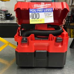 I Milwaukee Portable Vacuum 