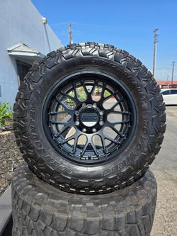 20" KMC KM722 w/ 37x12.50R20 Nitto Ridge Grappler