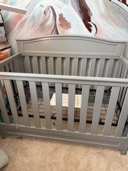 Convertible Crib. Grey 4-in-1