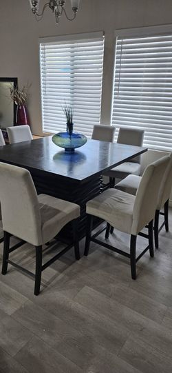 Beautiful 8 piece Dining Room Table