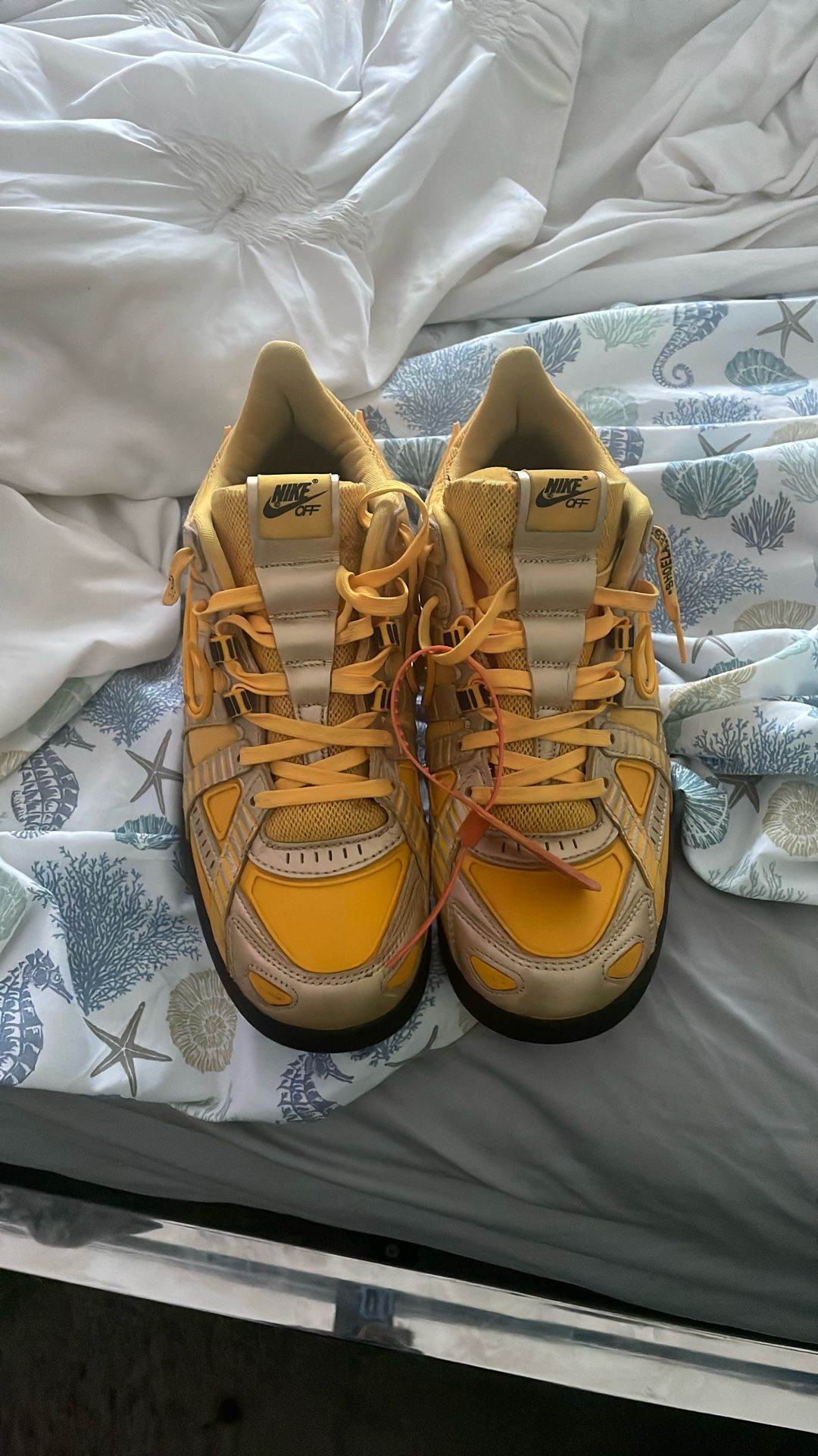 Universal Gold Dunk Size 11