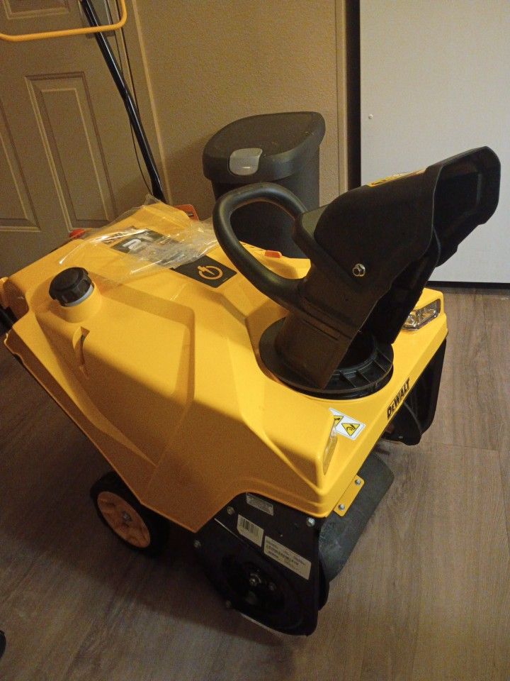 Dwalt Snow Blower 21in