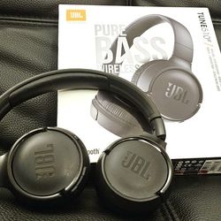 The JBL Tune 510BT wireless headphones feature renowned JBL Pure Bass sound, which can be found in the most famous venues all around the world.
With W