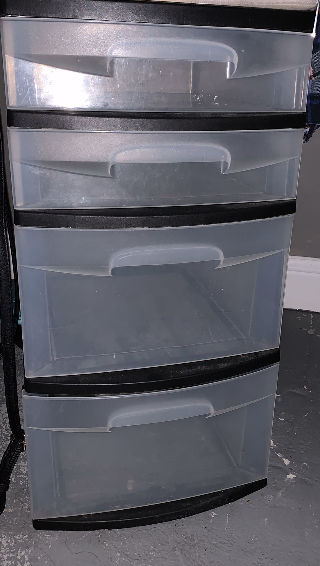 Small storage container