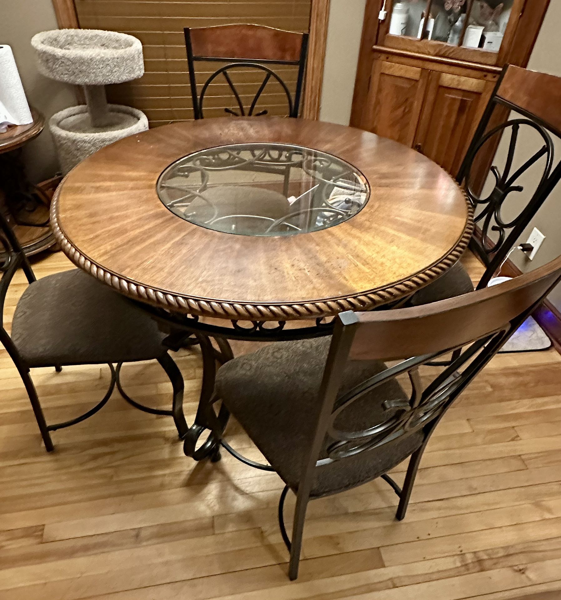 Round Dining Table w/ 4 Chairs $160.00