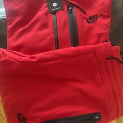 Mens Nike sweatsuits sizes small,medium,large,xl,2x,3x 🔥🔥 $70 each