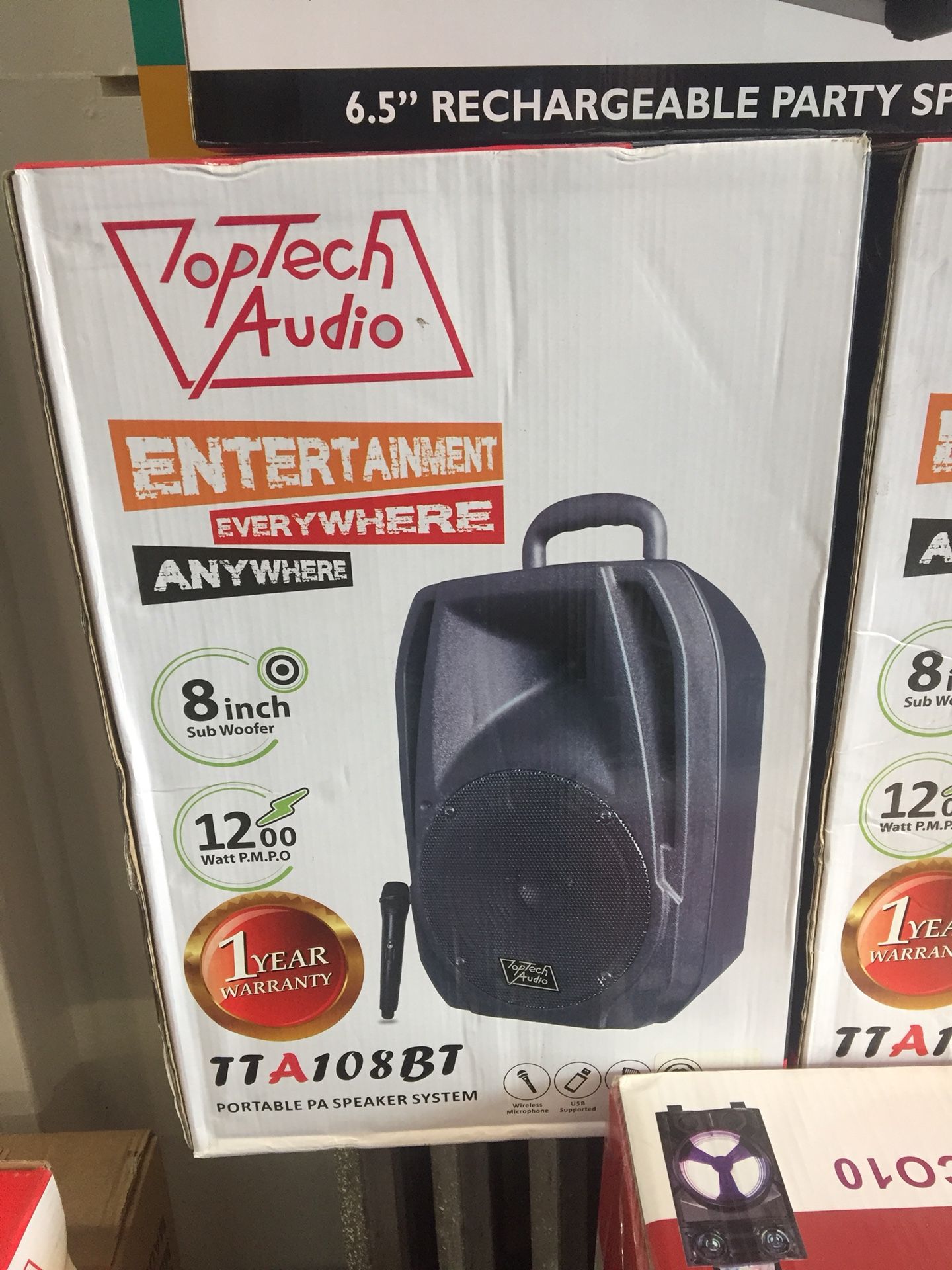 Real loud professional speaker with wireless mic
