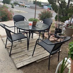 SOLID METAL ROUND TABLE AND  5 CHAIRS