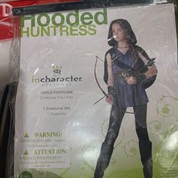 Costume : hooded huntress