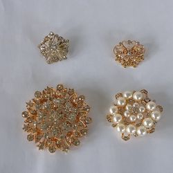 4 Brooches pins 