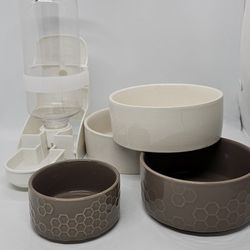 Small Pet water food bowls water feeder dispenser 
Set of 4 different size food bows and water feeder
Great condition,  for small pet like rat, chinch