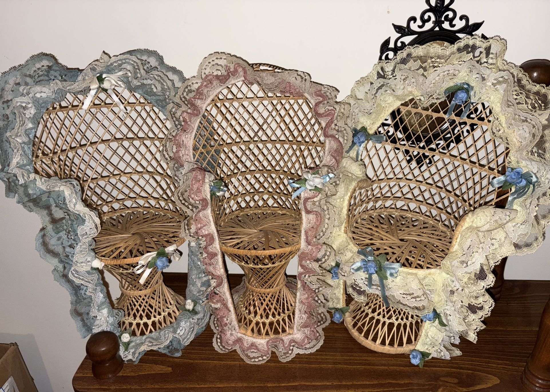 🌸Vintage Wicker Lace Doll Chairs - Set of 3🌸