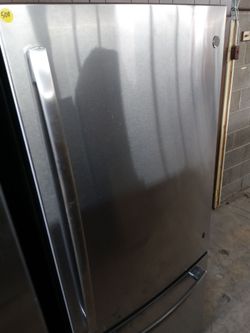 GE 30" stainless steel bottom freezer refrigerator - Free delivery