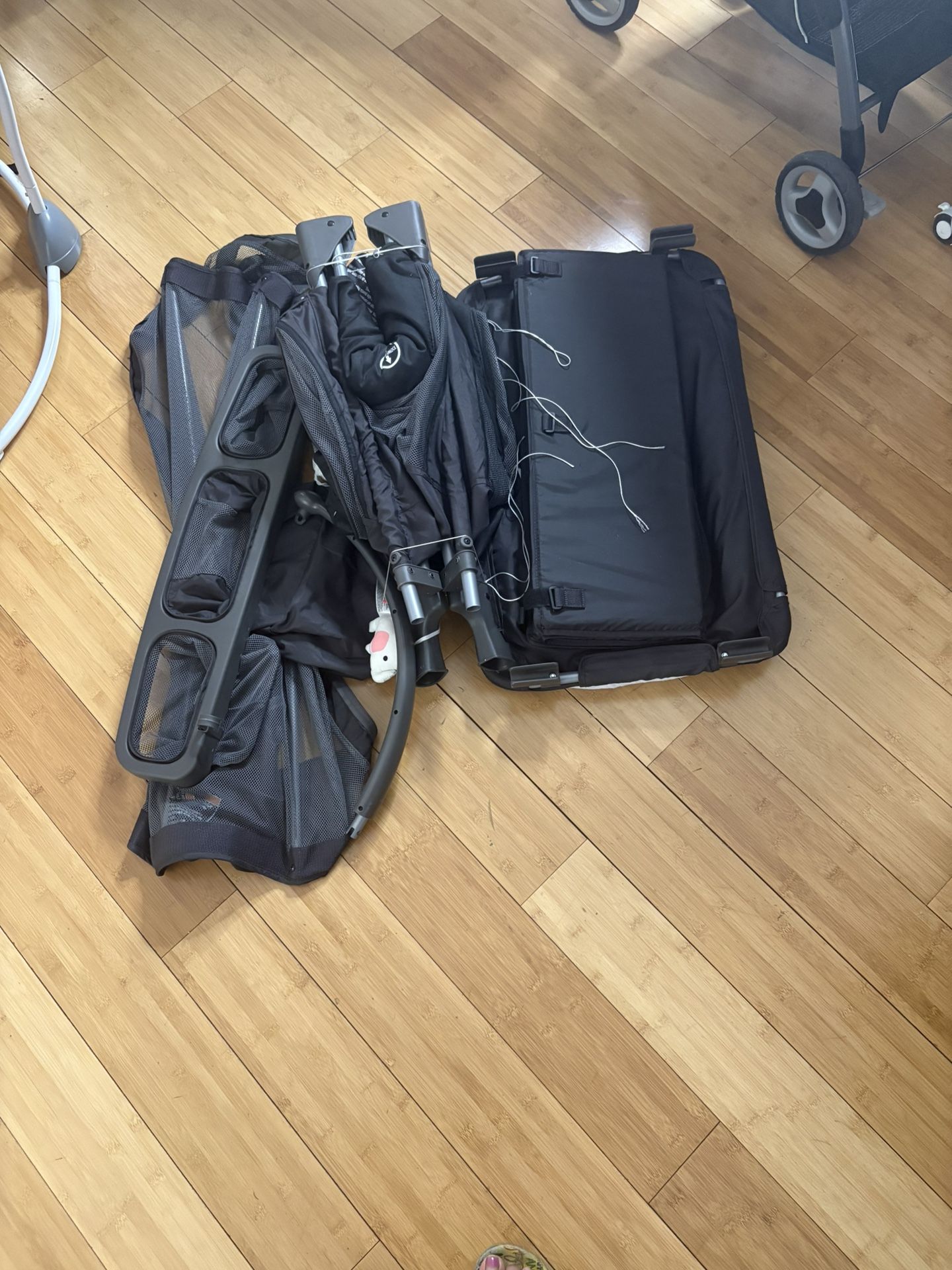 Pamo Babe 4-in-1 Baby Playard with Bassinet & Changing Table for Newborn