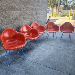 🧨🧨eames molded fiberglass armchair with 4 leg base🔴