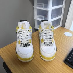 Jordan 4 Retro Vivid Sulfur 