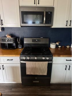 Very nice stove and microwave