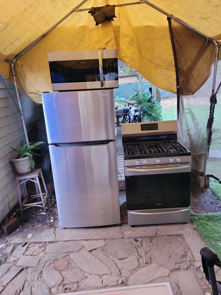 Frigidaire 3 Pieces Set Fridge Stove And Microhood