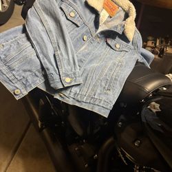 Nice Levi’s Jacket In Great Shape.🩷