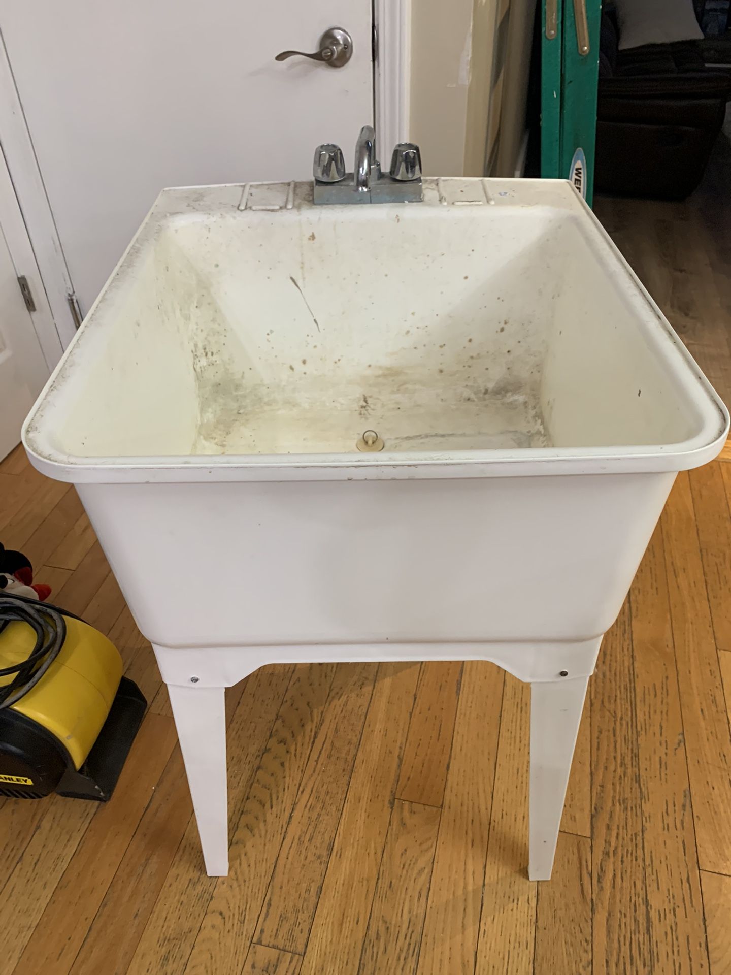 24” Utility Sink With Faucet
