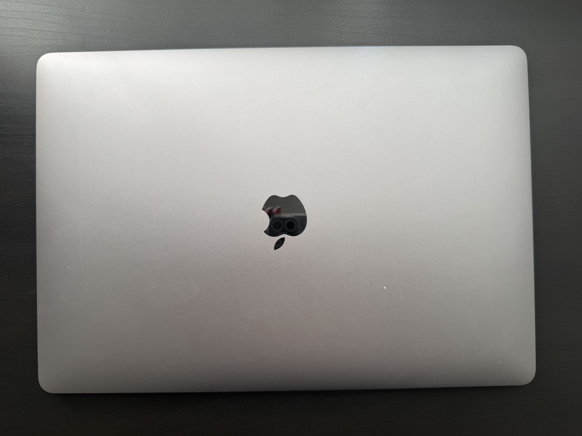 MacBook Pro 15” (2016) – i7 / 16GB RAM / 512GB SSD + Apple Charger