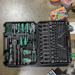 213 Piece Mechanic Tool Set and Socket Wrench Set