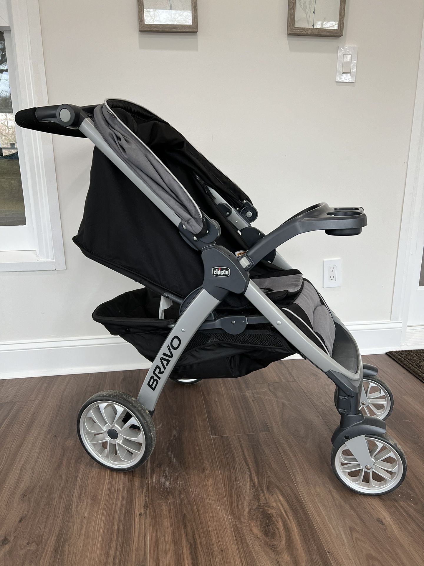 Chicco Keyfit 30 car seat, stroller, And 2 Bases