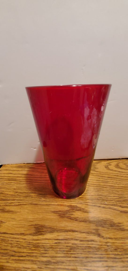 RED GLASS FLOWER VASE 8" INCHES TALL PRE-OWNED A TEDDY BEAR BONUS