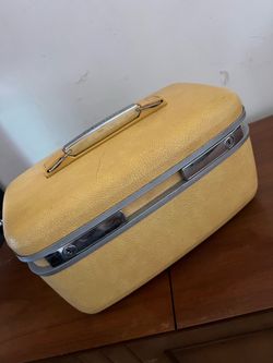 Vintage Townecraft Hard Shell Train Case / Cosmetic Case with Key