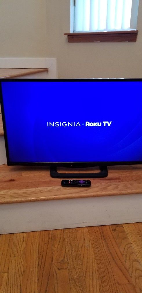 NEW cond INSIGNIA 40 INCHES TV , SMART TV WITH R EMOTE CONTROL , 1