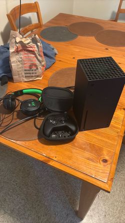 Xbox series x with elite series 2 controller n headphones.