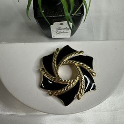 Vintage Crown Trifari Gold Tone Black Enamel Star Wreath Swirl Brooch