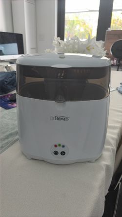 Dr. Brown’s baby bottle sterilizer excellent condition