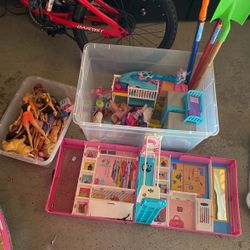 Barbies Lots Of Em Barbies Fashion Closet Washer N Dryer Baby’s Play Pen  And Lots Of Clothes 