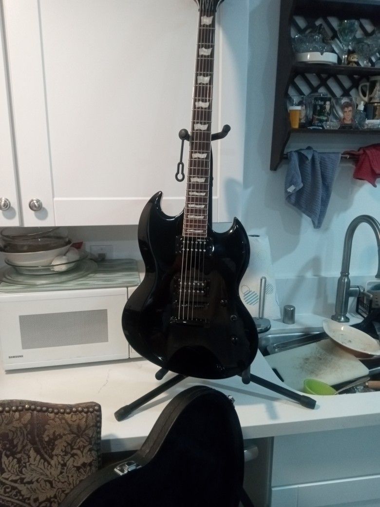 electric LTD viper 201 b black excellent condition with hard case