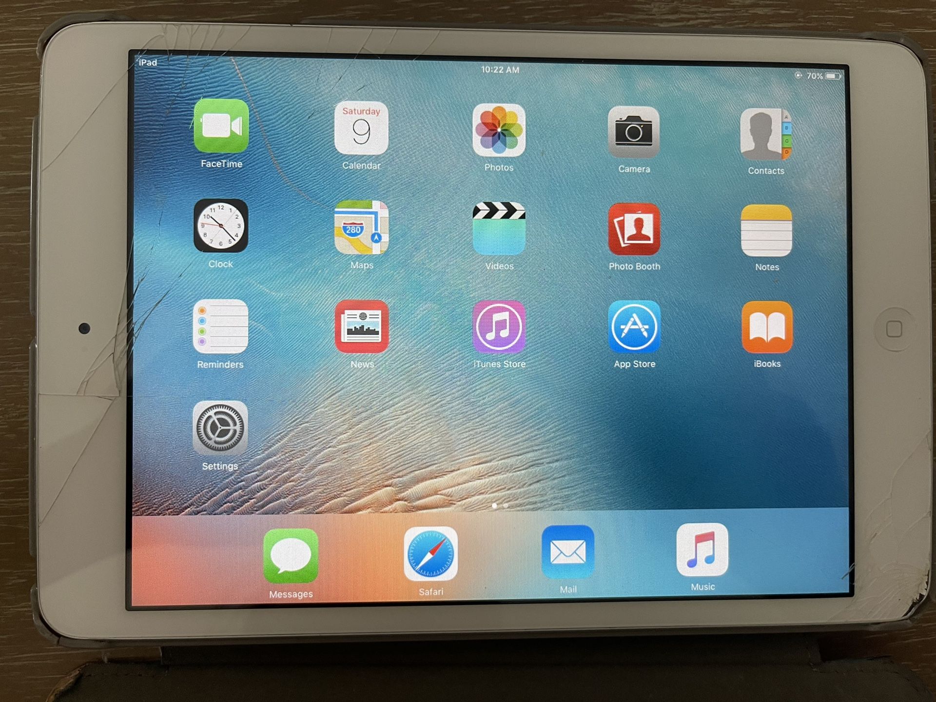 Ipad Mini Cracked Screen for Sale in Pompano Beach, FL - OfferUp