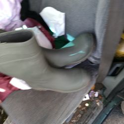 Size 12 Wide Brand New Rubber Wellingtons