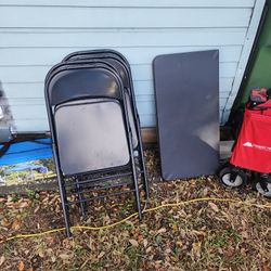 Plastic table and 4 aluminum chairs 