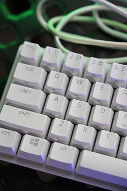 Razer Huntsman Mini 60% Gaming Keyboard – Mercury White RGB + Cable