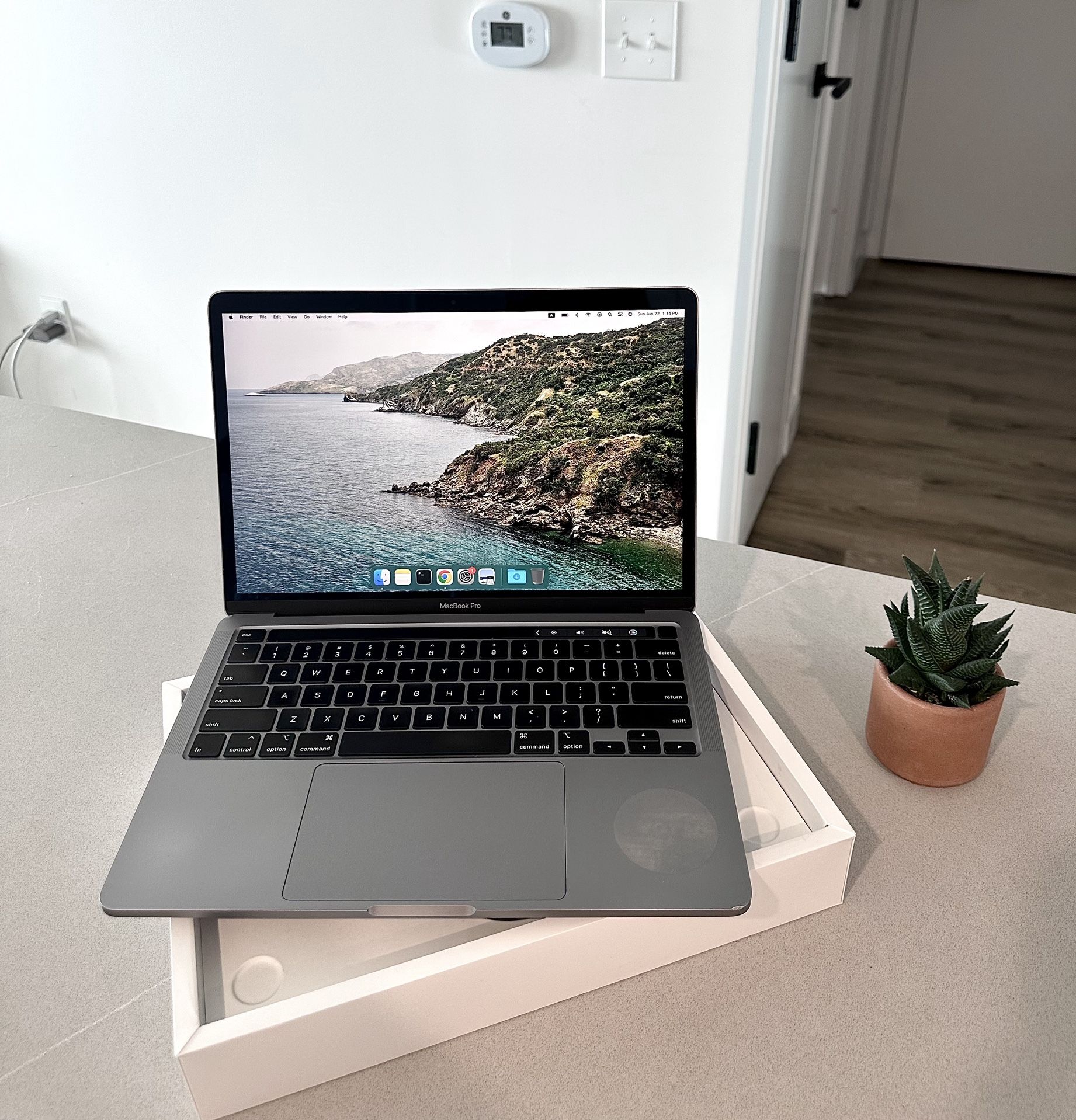 MacBook Pro 13” (2020) – Intel i5 / 8GB RAM/ 512GB SSD - Touch Bar Space Gray