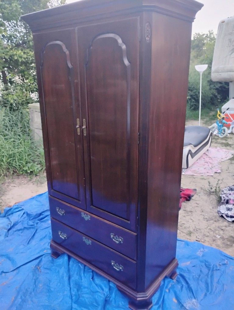 Beautiful Large Old Antique Armoire Perfect Condition $70 Delivery Available