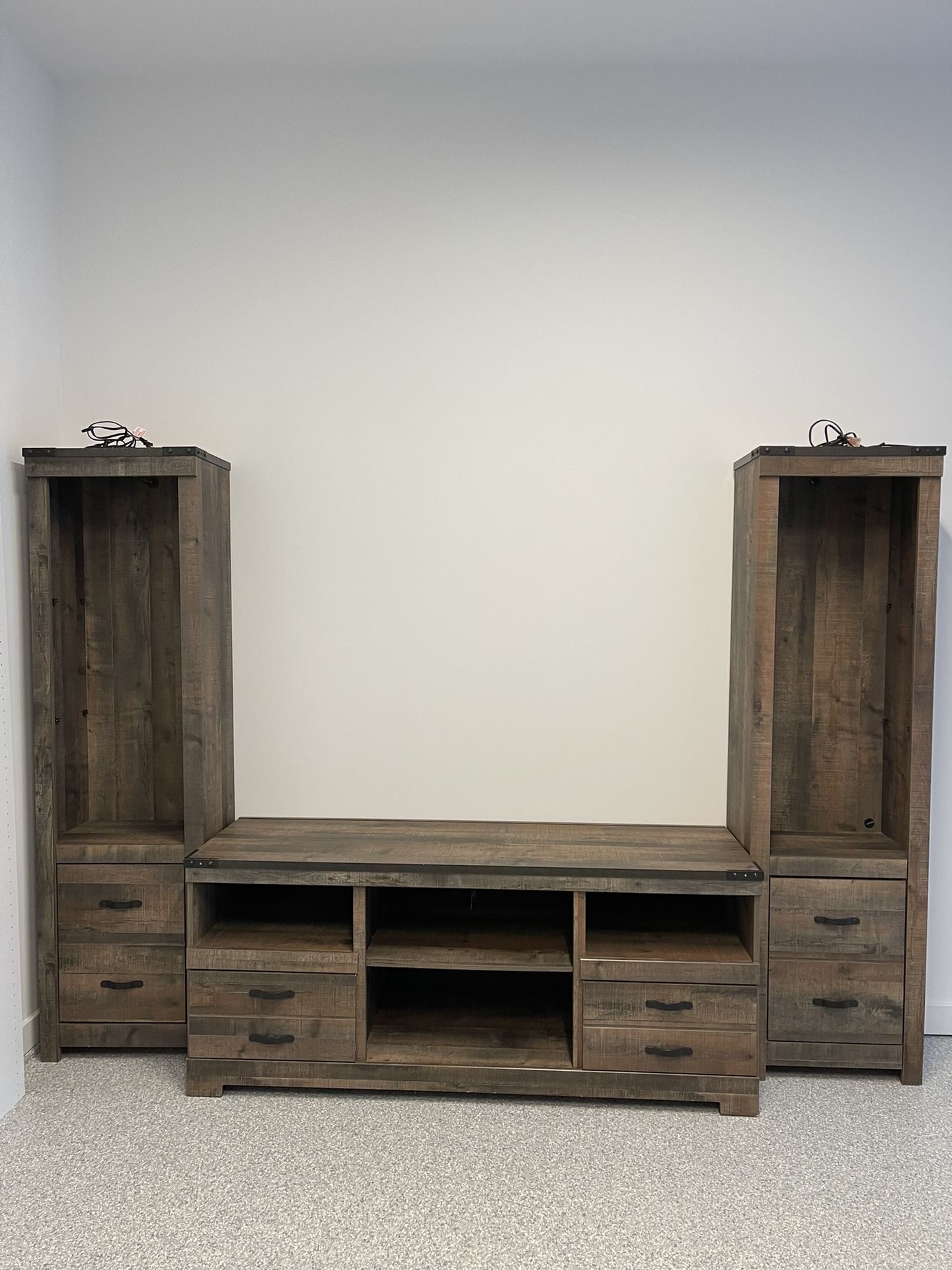 Entertainment Center (Se Habla Español)