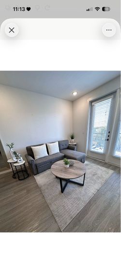 Español: Sofá cama incluye mesa de centro y tapete. English: Sleeper sofa includes coffee table and area rug.