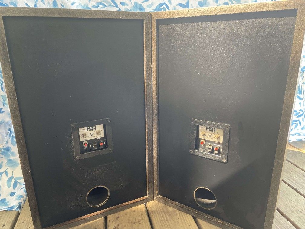 Vintage HED Cerwin Vega Floor Speakers. Wood and grill in great condition.