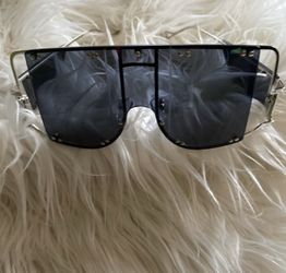 Black Flat top fashion sunglasses New item never worn New cleaning cloth. Gorgeous summer sunglasses Keep the glare out of your eyes