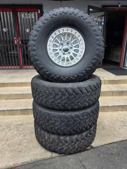 17" KMC w/  39" BfG tires