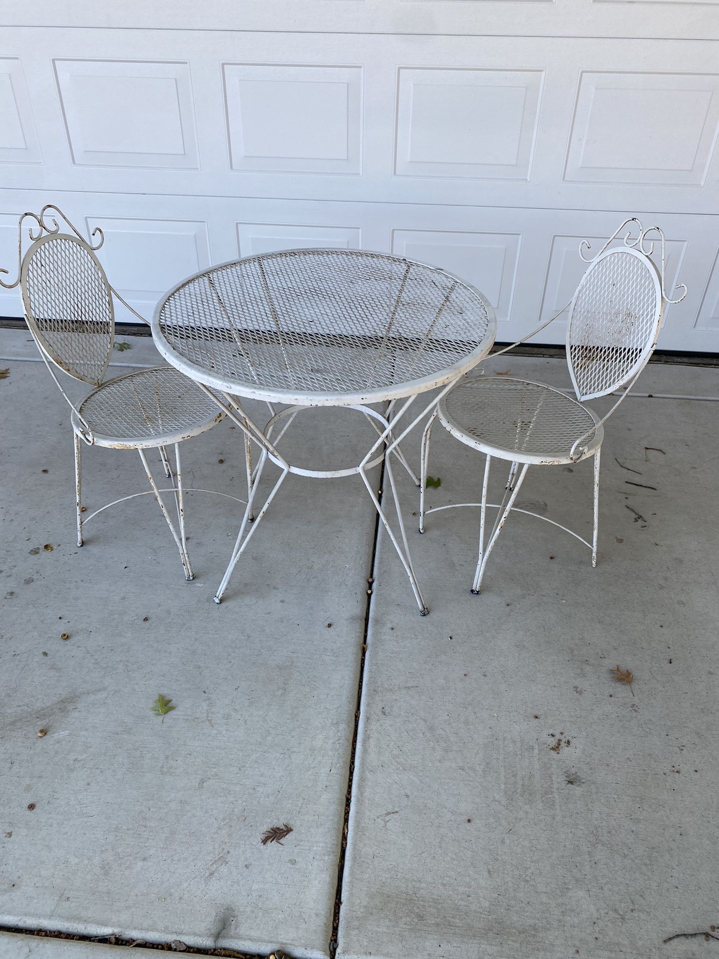 METAL BISTRO TABLE w/2 CHAIRS